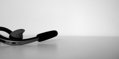 Foto in schwarz/weiß; Nahaufnahme Drahtlos-Headset