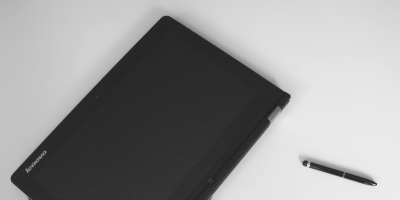 Foto in schwarz/weiß; Nahaufnahme Tablet-PC mit Eingabestift